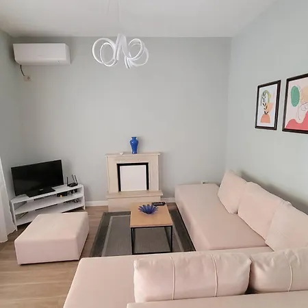 Cozy Villa, Golem Beach.
