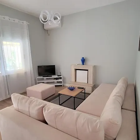 Cozy Villa, Golem Beach. *